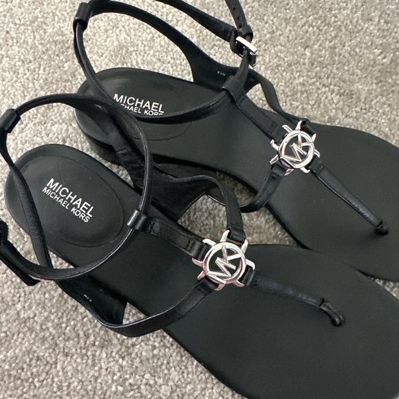 Micheal Kors black leather sandals with silver details - Picture 10 of 11